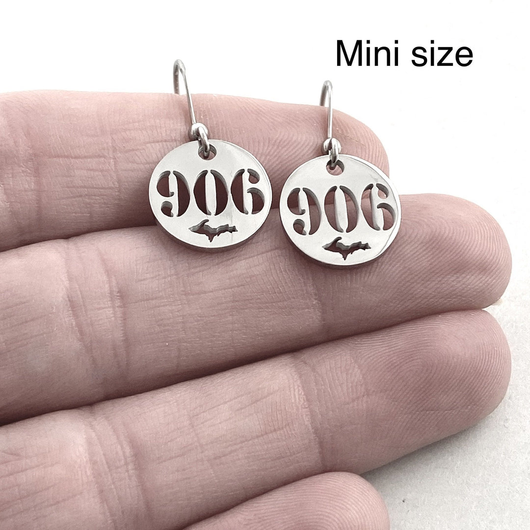 906 UP Cutout earrings - Be Inspired UP